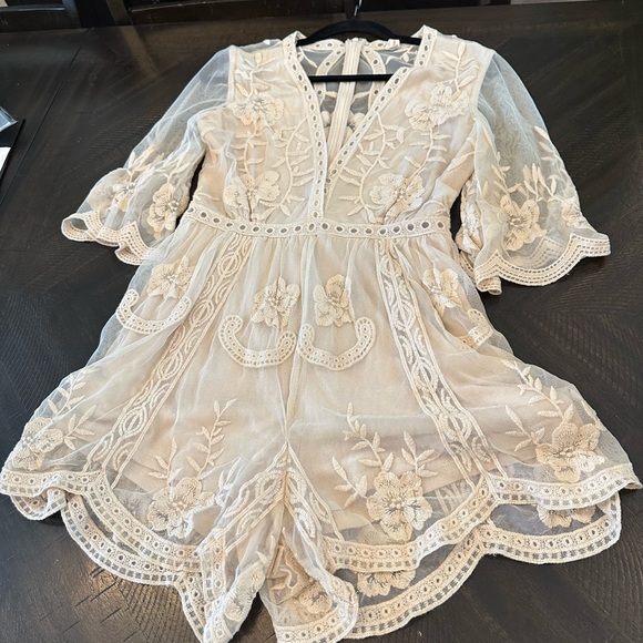 Wishlist Romper ❤️Gorgeous Cream Floral Lace - Picture 2 of 15